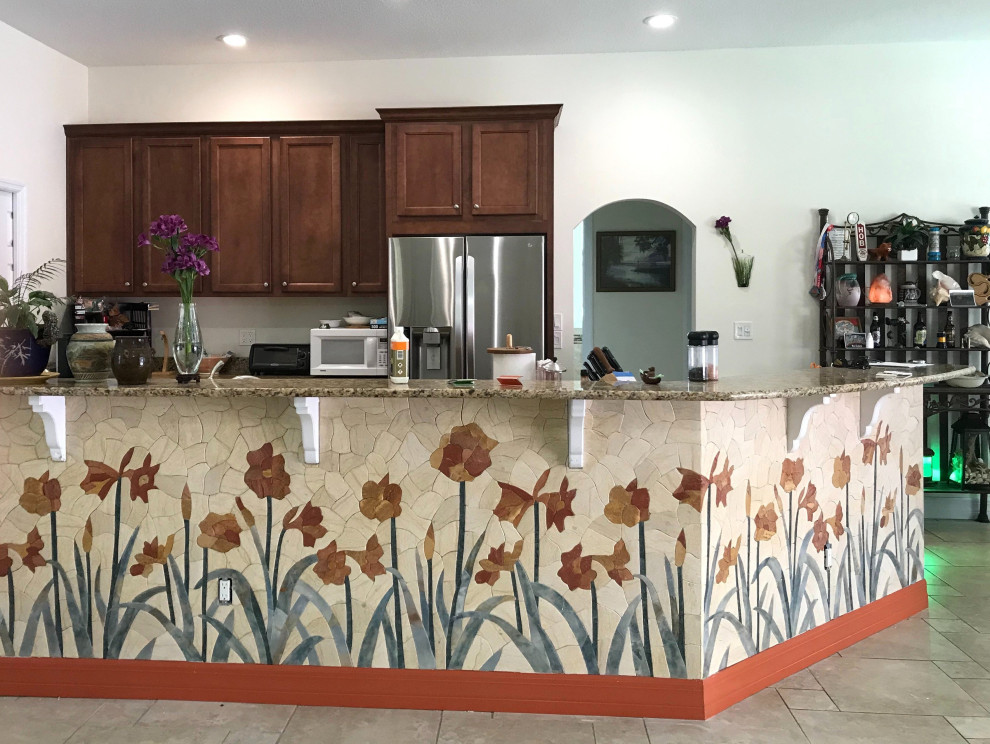 Foto på ett funkis kök, med flerfärgad stänkskydd och stänkskydd i marmor