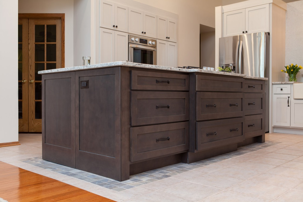 Inspiration for a large classic galley enclosed kitchen in Chicago with an island.