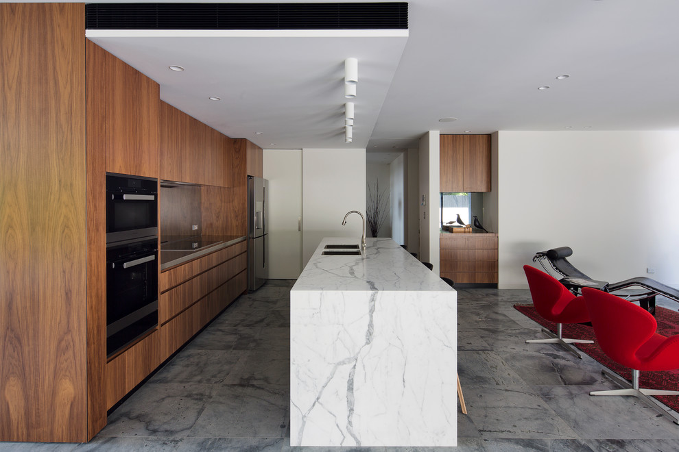 Idéer för ett stort modernt kök, med en undermonterad diskho, marmorbänkskiva, spegel som stänkskydd, rostfria vitvaror och en köksö