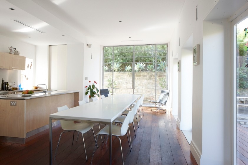 Immagine di una cucina minimalista di medie dimensioni con lavello da incasso, ante lisce, ante in legno chiaro, top in acciaio inossidabile e paraspruzzi grigio