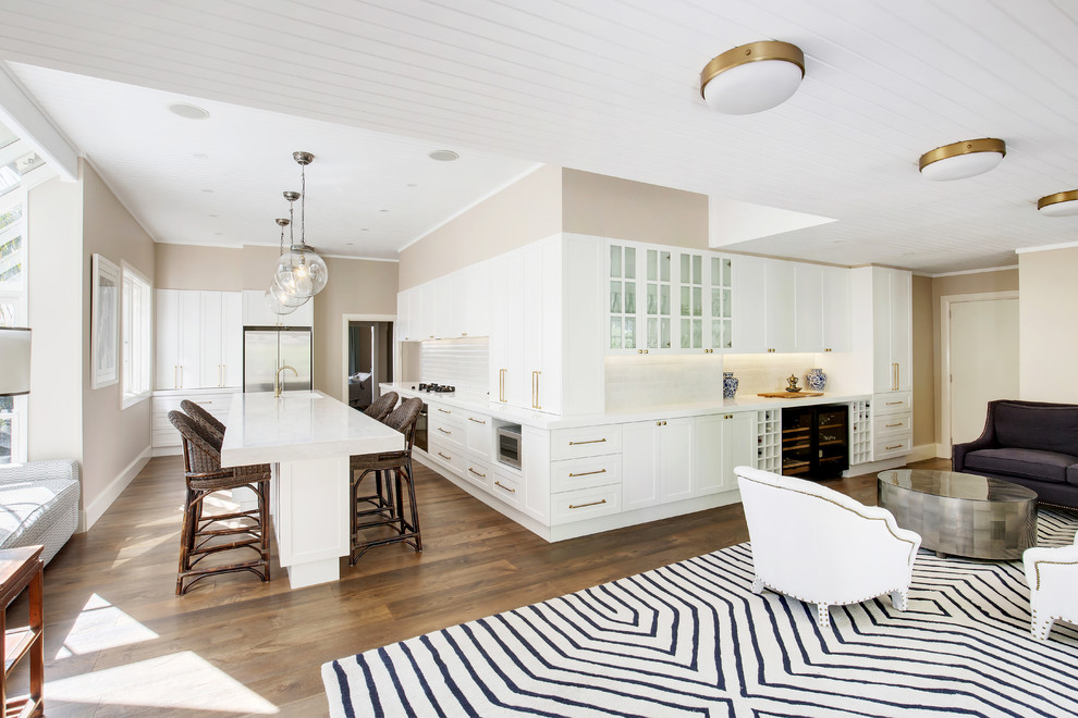 Exempel på ett mycket stort modernt vit vitt kök, med en undermonterad diskho, skåp i shakerstil, vita skåp, bänkskiva i koppar, vitt stänkskydd, stänkskydd i tunnelbanekakel, rostfria vitvaror, mellanmörkt trägolv, en köksö och brunt golv