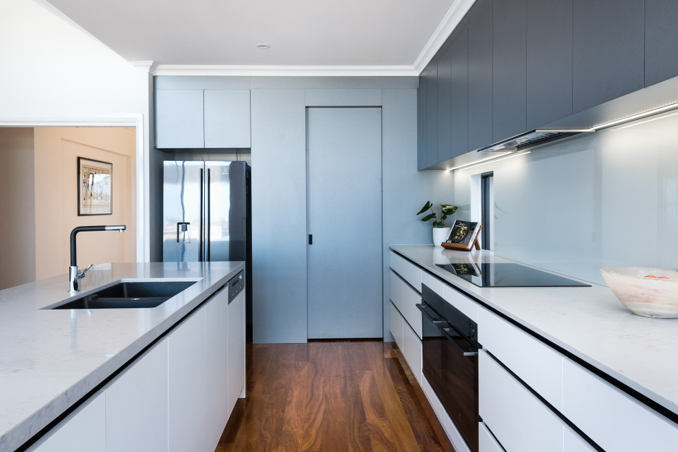 Idéer för ett mellanstort modernt kök, med grå skåp, bänkskiva i kvarts och en köksö