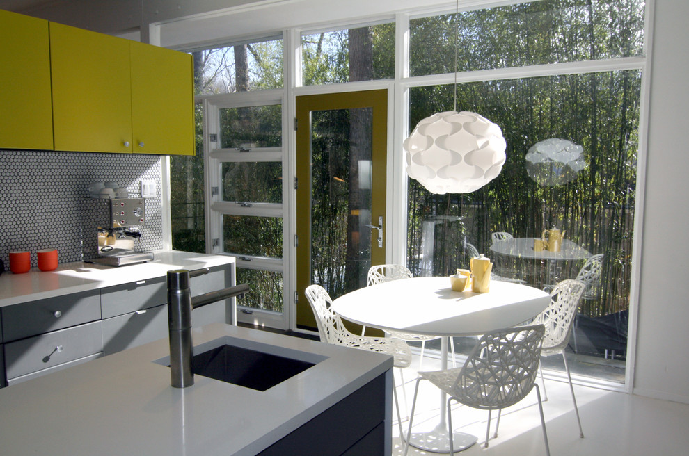 Foto på ett mellanstort retro kök, med släta luckor, en köksö, en undermonterad diskho, gula skåp, bänkskiva i koppar, vitt stänkskydd, stänkskydd i keramik, rostfria vitvaror och terrazzogolv