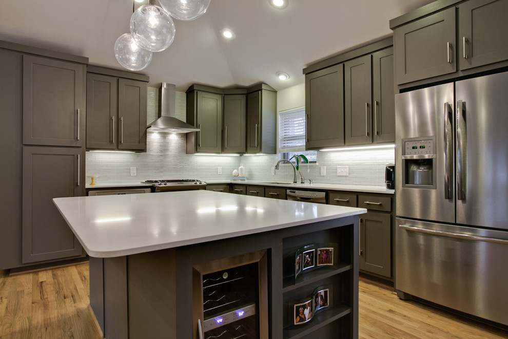 ダラスにあるコンテンポラリースタイルのおしゃれなL型キッチン (シルバーの調理設備、シェーカースタイル扉のキャビネット、グレーのキャビネット) の写真