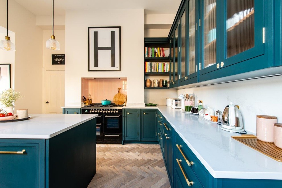 Свежая идея для дизайна: кухня в современном стиле с фасадами в стиле шейкер - отличное фото интерьера