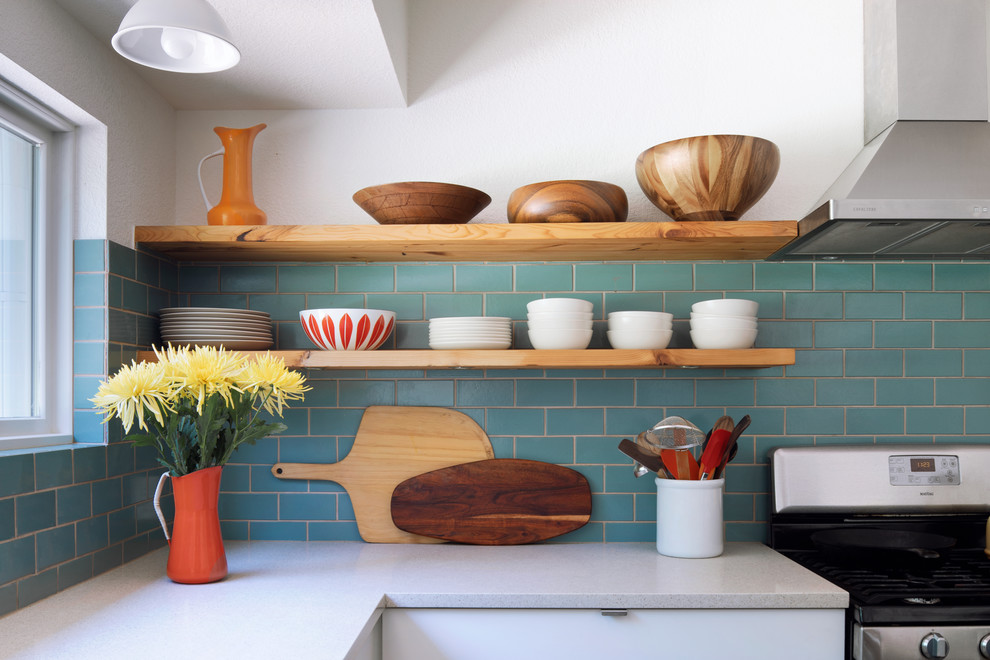 Modelo de cocina bohemia con armarios con paneles lisos, encimera de cuarzo compacto, salpicadero de azulejos de terracota, suelo de cemento y suelo marrón