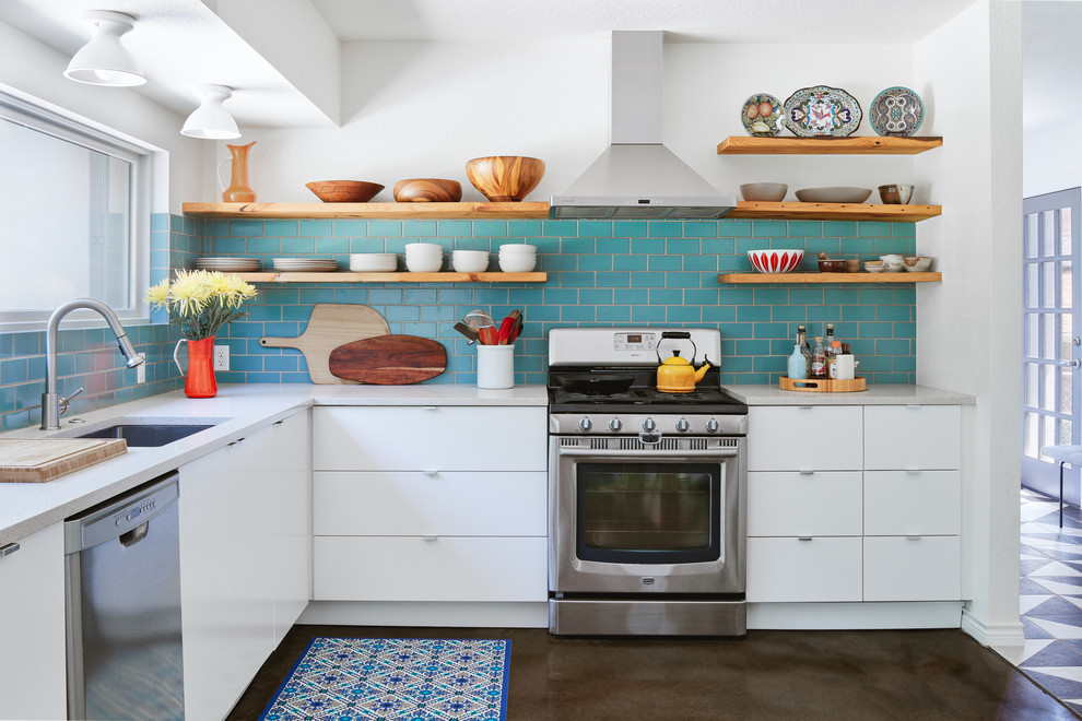 Bild på ett funkis grå grått kök, med släta luckor, bänkskiva i kvarts, stänkskydd i terrakottakakel, betonggolv, brunt golv, en undermonterad diskho, vita skåp, blått stänkskydd och rostfria vitvaror
