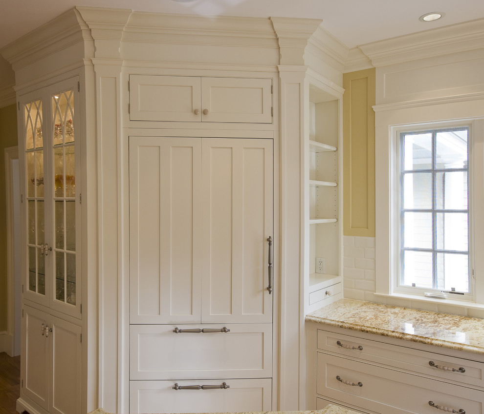 Immagine di una grande cucina classica con lavello sottopiano, ante a filo, ante bianche, top in granito, paraspruzzi bianco e paraspruzzi con piastrelle in ceramica