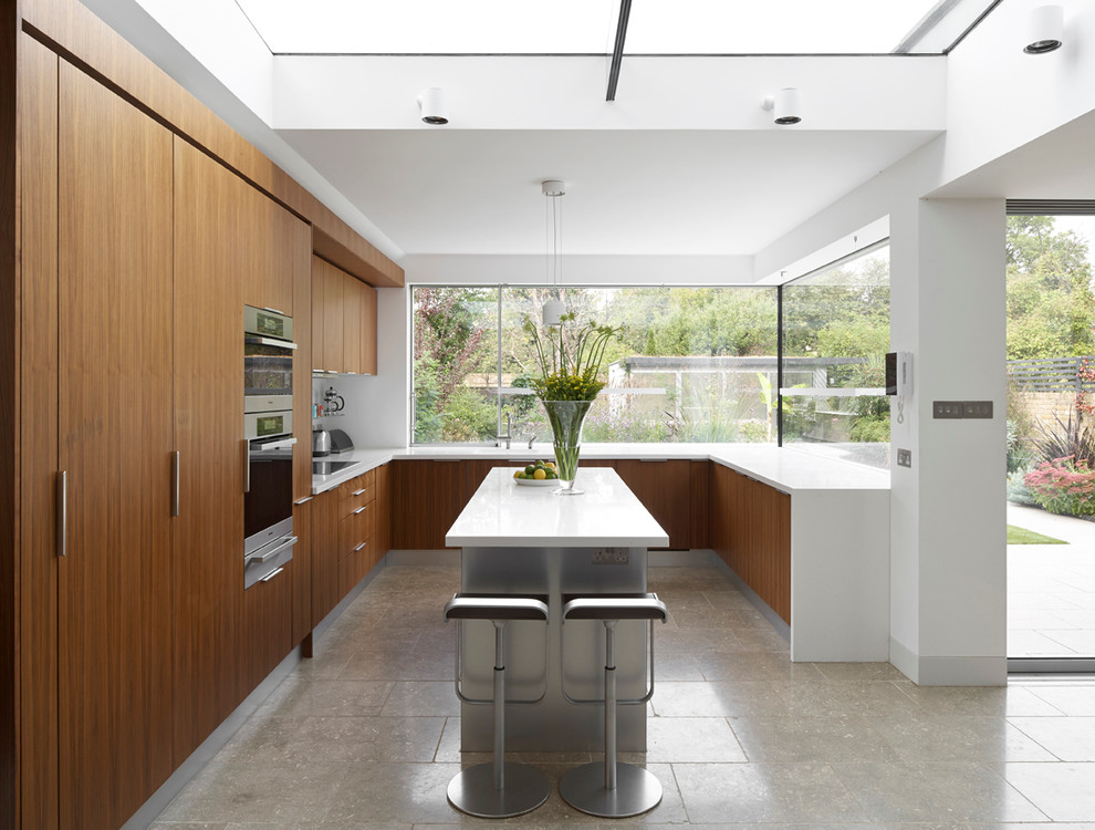 На фото: п-образная кухня-гостиная среднего размера в современном стиле с коричневыми фасадами, островом и плоскими фасадами с