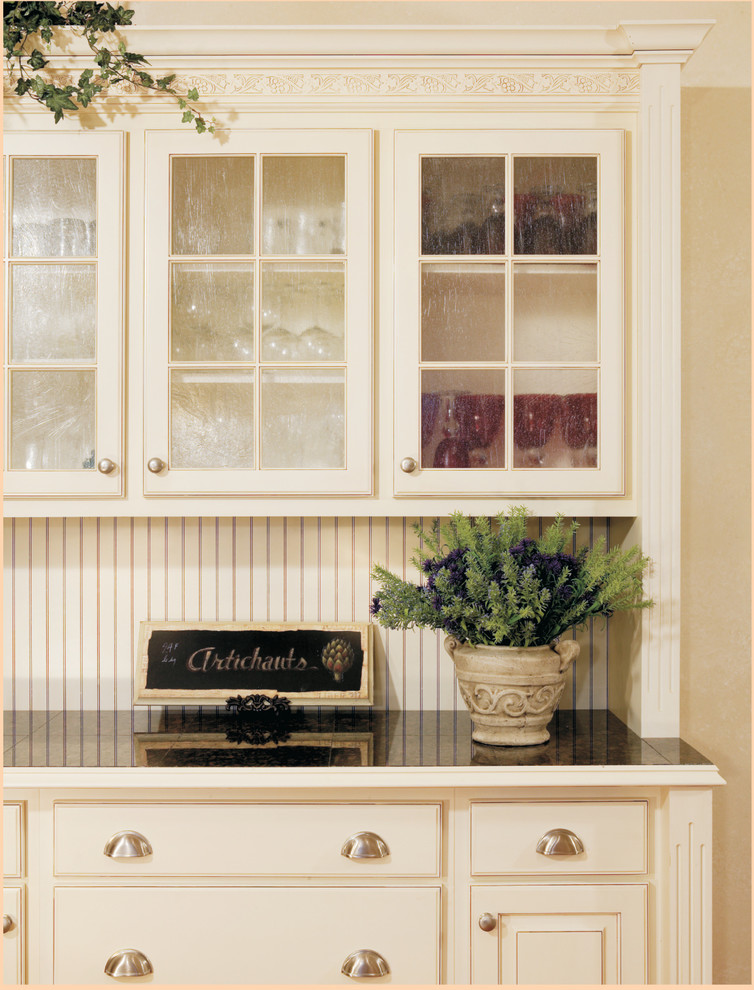 Exempel på ett stort klassiskt kök, med luckor med glaspanel, vita skåp, vitt stänkskydd, en köksö, en undermonterad diskho, granitbänkskiva, rostfria vitvaror och mellanmörkt trägolv