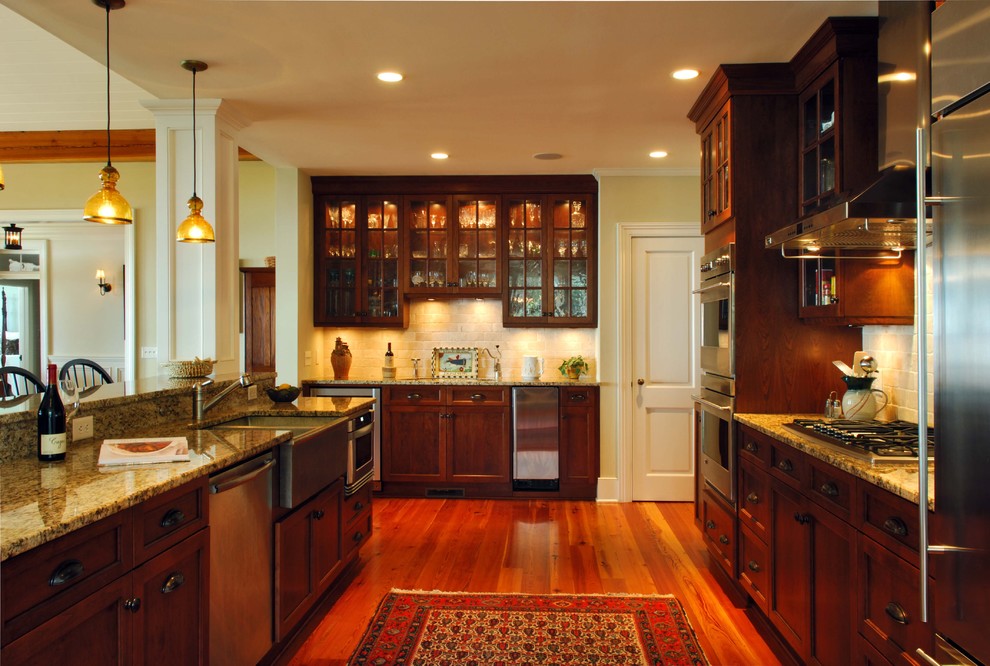 Klassische Küche mit Granit-Arbeitsplatte, Landhausspüle, Glasfronten, Küchenrückwand in Beige und Küchengeräten aus Edelstahl in Charleston