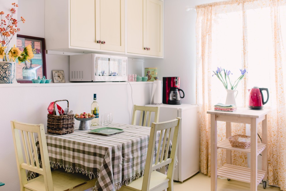 Immagine di una piccola cucina a L eclettica con ante in stile shaker e ante gialle
