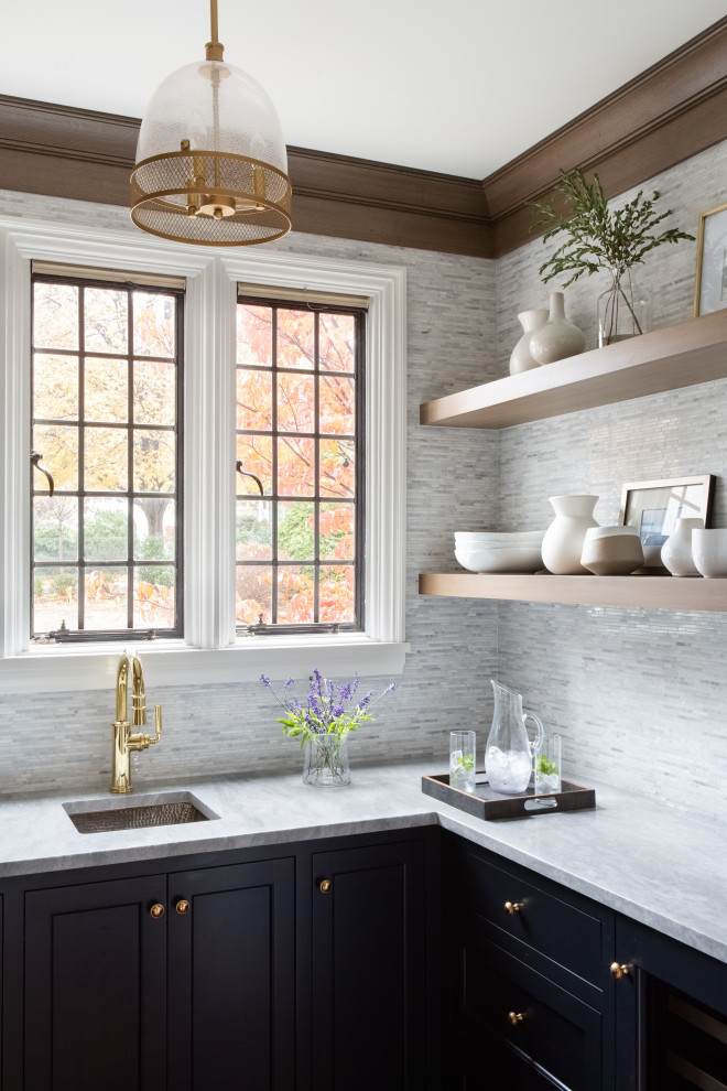 Klassische Küche in L-Form mit Unterbauwaschbecken, Schrankfronten im Shaker-Stil, blauen Schränken, Küchenrückwand in Grau, Rückwand aus Stäbchenfliesen und grauer Arbeitsplatte in New York