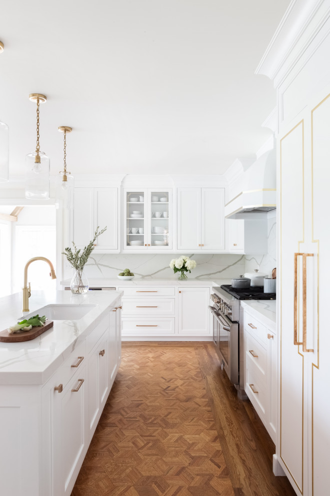 Geräumige Klassische Küche mit braunem Holzboden und braunem Boden in New York