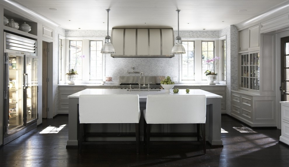 Immagine di una cucina contemporanea con elettrodomestici in acciaio inossidabile e paraspruzzi bianco