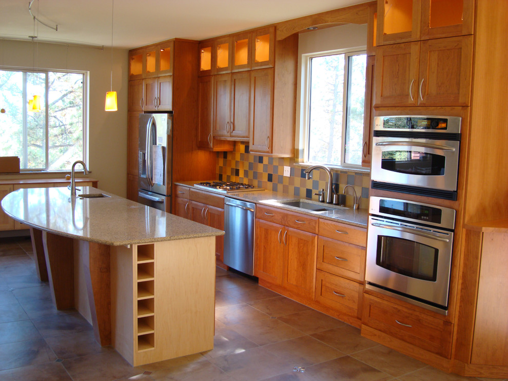 Foto på ett mellanstort funkis kök med öppen planlösning, med en undermonterad diskho, luckor med infälld panel, skåp i mellenmörkt trä, granitbänkskiva, rostfria vitvaror, klinkergolv i keramik och en köksö