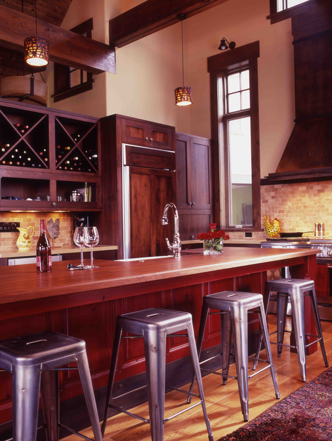 Modern inredning av ett stort brun brunt kök, med en rustik diskho, skåp i shakerstil, skåp i mellenmörkt trä, träbänkskiva, beige stänkskydd, stänkskydd i porslinskakel, integrerade vitvaror, mellanmörkt trägolv, en köksö och brunt golv