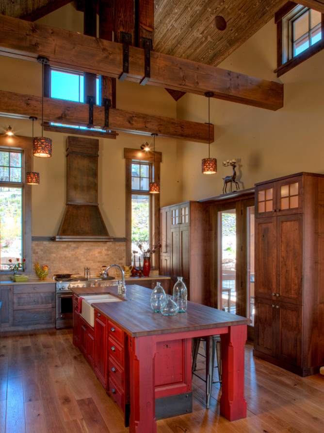 Exempel på ett modernt brun brunt kök, med en rustik diskho, röda skåp, träbänkskiva, beige stänkskydd, luckor med glaspanel, stänkskydd i porslinskakel, mellanmörkt trägolv, brunt golv och integrerade vitvaror