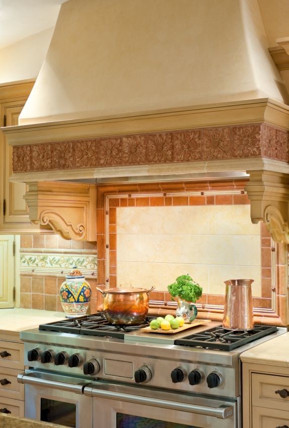 Klassisk inredning av ett stort kök, med en undermonterad diskho, luckor med upphöjd panel, skåp i ljust trä, granitbänkskiva, beige stänkskydd, rostfria vitvaror och en köksö