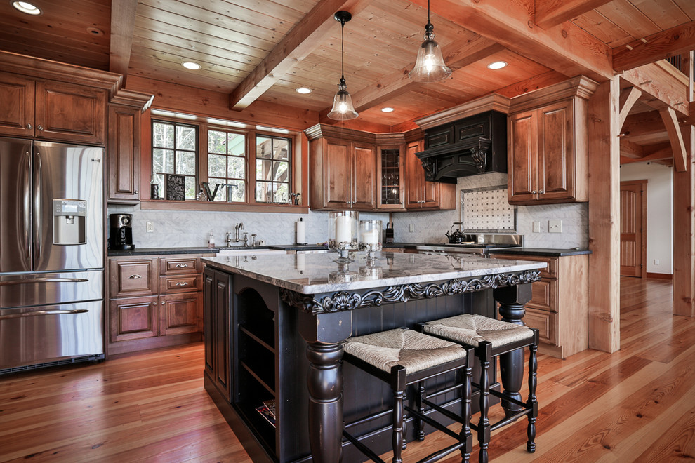 Klassische Wohnküche in L-Form mit Landhausspüle, profilierten Schrankfronten, hellbraunen Holzschränken, Küchenrückwand in Weiß, Küchengeräten aus Edelstahl, braunem Holzboden und Kücheninsel in Boston