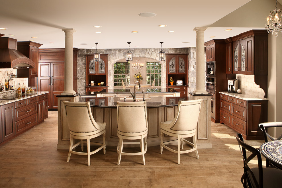 Exempel på ett stort rustikt kök med öppen planlösning, med en rustik diskho, luckor med upphöjd panel, bruna skåp, granitbänkskiva, beige stänkskydd, integrerade vitvaror och flera köksöar