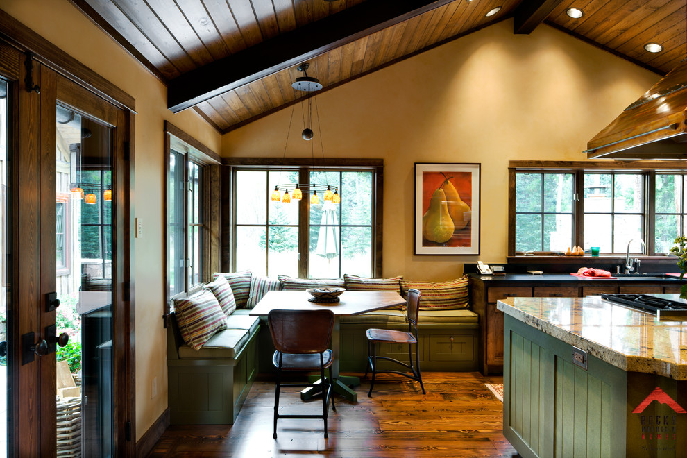 Inspiration pour une cuisine ouverte chalet en L et bois brun de taille moyenne avec un placard avec porte à panneau encastré et îlot.