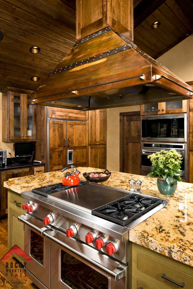 На фото: угловая кухня-гостиная среднего размера в стиле рустика с фасадами с утопленной филенкой, фасадами цвета дерева среднего тона и островом