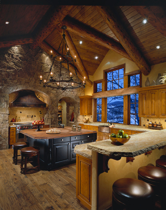 Bild på ett mellanstort vintage kök, med en undermonterad diskho, skåp i shakerstil, skåp i mellenmörkt trä, granitbänkskiva, beige stänkskydd, stänkskydd i sten, rostfria vitvaror, mellanmörkt trägolv och en köksö