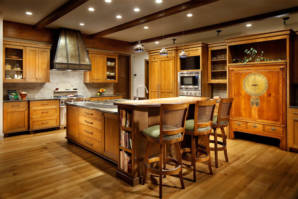 Foto di una cucina a L minimal con ante in stile shaker, ante in legno scuro e elettrodomestici da incasso