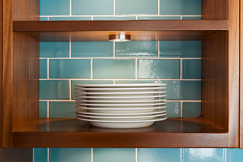 Esempio di una cucina minimalista con lavello sottopiano, ante lisce, ante in legno scuro, top in marmo, paraspruzzi blu, paraspruzzi con piastrelle in ceramica, elettrodomestici in acciaio inossidabile e pavimento in gres porcellanato