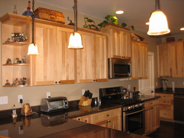 Bild på ett mellanstort vintage kök, med skåp i shakerstil, skåp i ljust trä, rostfria vitvaror, en köksö och mörkt trägolv