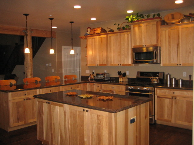 Mittelgroße Klassische Wohnküche in U-Form mit Schrankfronten im Shaker-Stil, hellen Holzschränken, Küchengeräten aus Edelstahl, dunklem Holzboden und Kücheninsel in Los Angeles