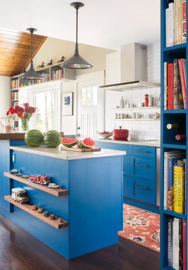 Idee per una grande cucina classica chiusa con lavello sottopiano, ante in stile shaker, ante blu, top in superficie solida, parquet scuro e pavimento marrone