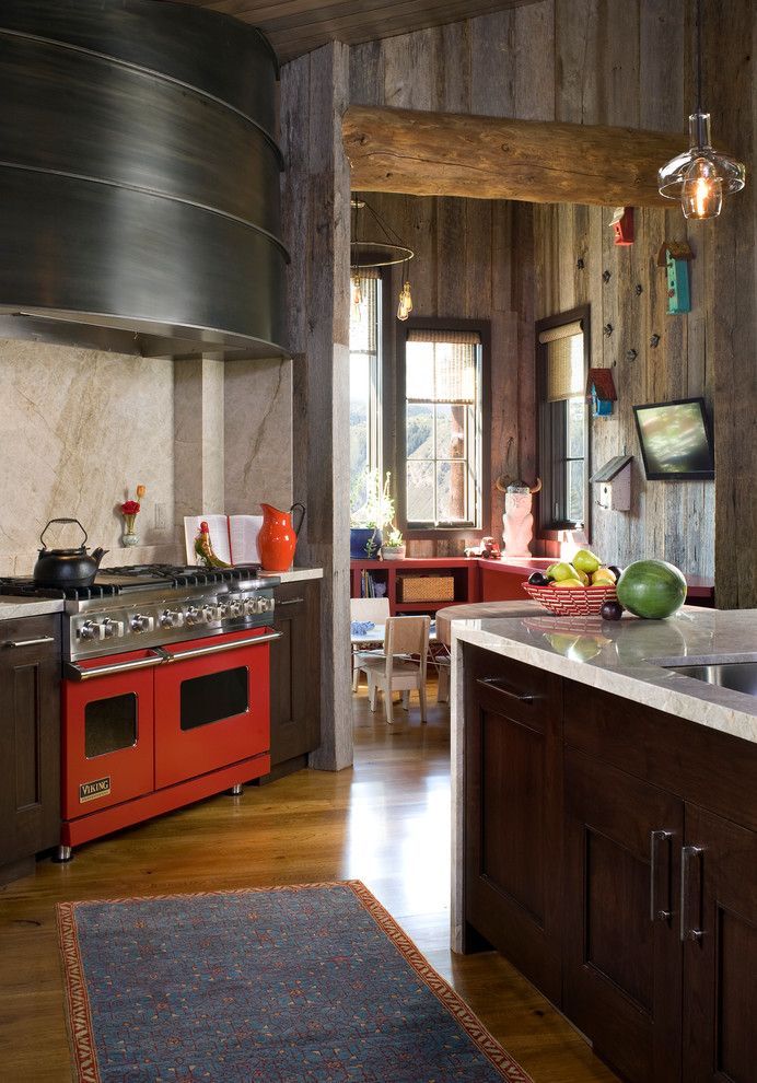 Urige Küche mit bunten Elektrogeräten in Denver