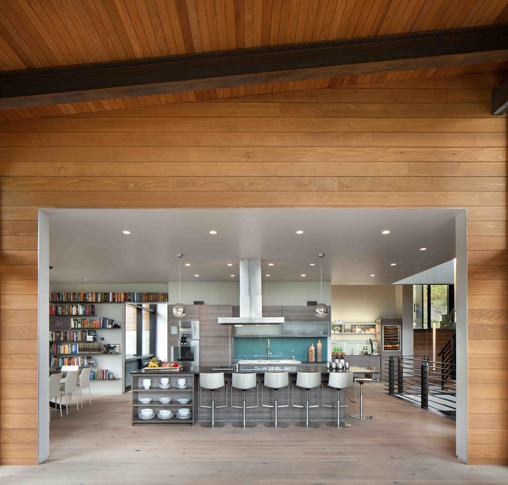 Inspiration för stora moderna linjära kök med öppen planlösning, med en undermonterad diskho, skåp i mellenmörkt trä, blått stänkskydd, integrerade vitvaror, mellanmörkt trägolv och en köksö