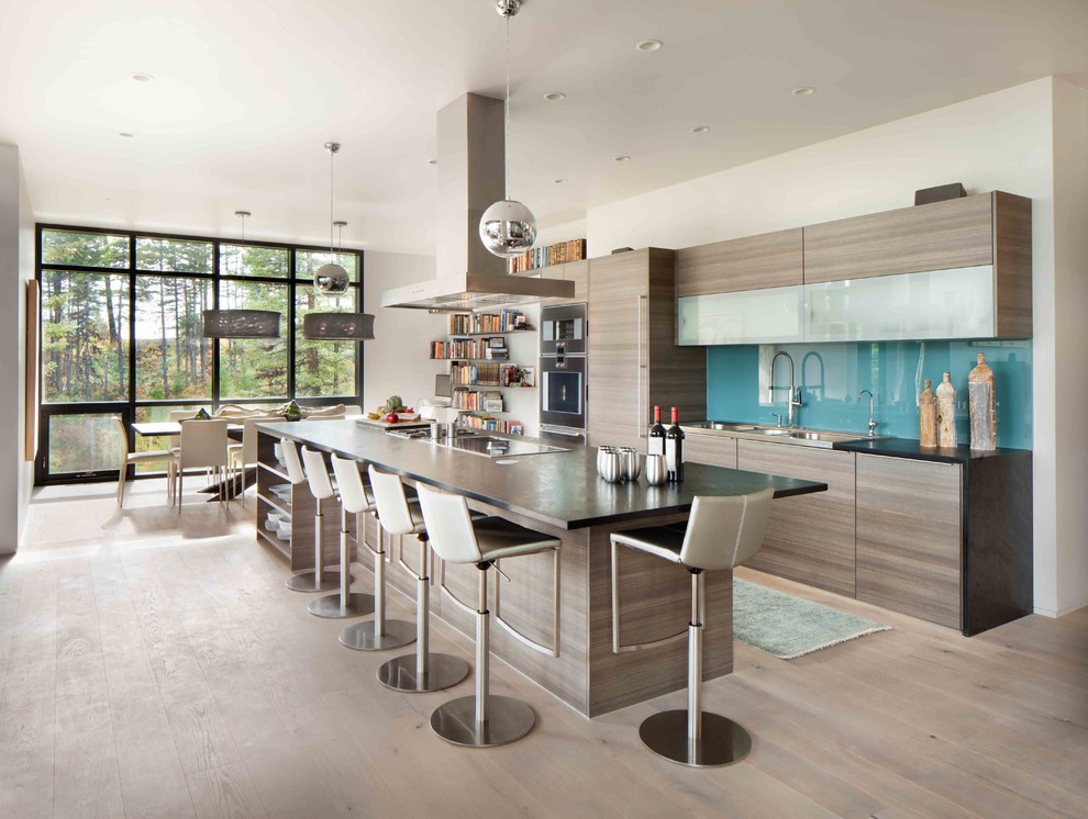Esempio di una grande cucina minimal con lavello sottopiano, ante in legno scuro, paraspruzzi blu, elettrodomestici da incasso e pavimento in legno massello medio
