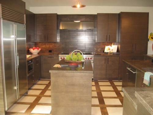 Bild på ett stort funkis kök, med en nedsänkt diskho, släta luckor, bruna skåp, granitbänkskiva, brunt stänkskydd, stänkskydd i keramik, rostfria vitvaror och en köksö