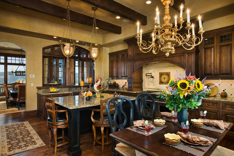 Bild på ett rustikt kök och matrum, med luckor med upphöjd panel, skåp i mörkt trä, beige stänkskydd och rostfria vitvaror