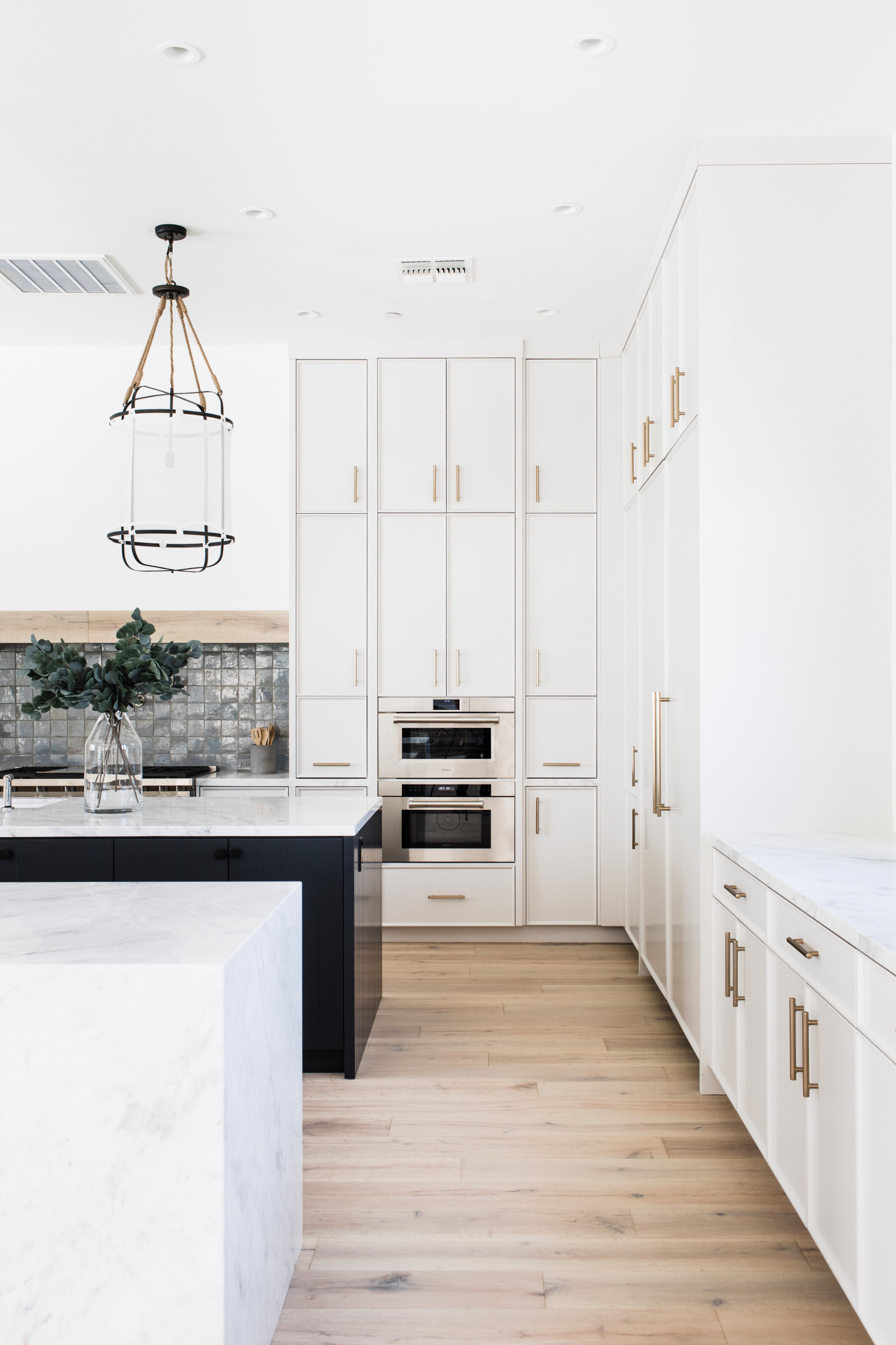 Contemporary White Kitchen Detail with Bubble Glass - Luxe