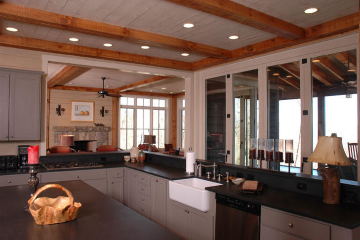 Exempel på ett stort, avskilt rustikt u-kök, med en rustik diskho, skåp i shakerstil, grå skåp, svart stänkskydd, rostfria vitvaror, en köksö och mörkt trägolv