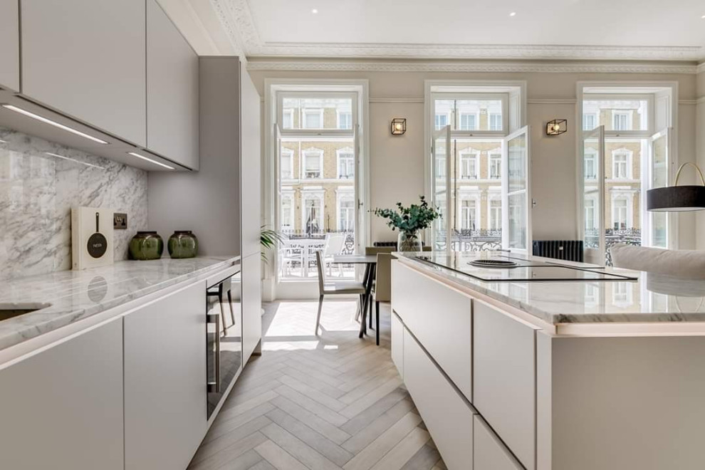 Exempel på ett mellanstort modernt vit vitt kök och matrum, med en nedsänkt diskho, släta luckor, grå skåp, bänkskiva i kvartsit, rött stänkskydd, stänkskydd i sten, svarta vitvaror, mellanmörkt trägolv, en köksö och brunt golv