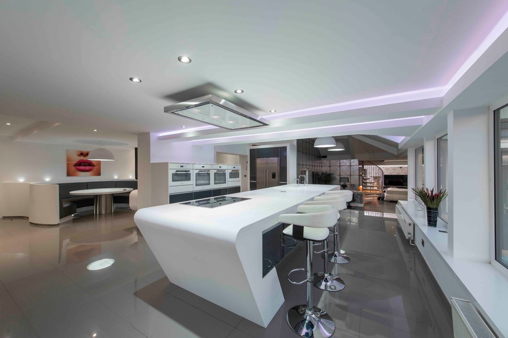Foto de cocina minimalista grande abierta con electrodomésticos blancos y una isla