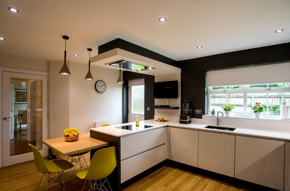 Esempio di una cucina abitabile minimal di medie dimensioni con top in quarzite e nessuna isola