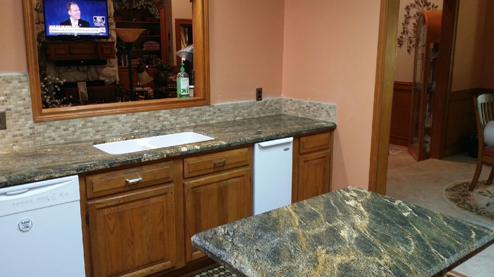 Foto på ett mellanstort vintage linjärt kök och matrum, med en dubbel diskho, luckor med upphöjd panel, skåp i mellenmörkt trä, granitbänkskiva, beige stänkskydd, stänkskydd i stickkakel, vita vitvaror, vinylgolv och en köksö