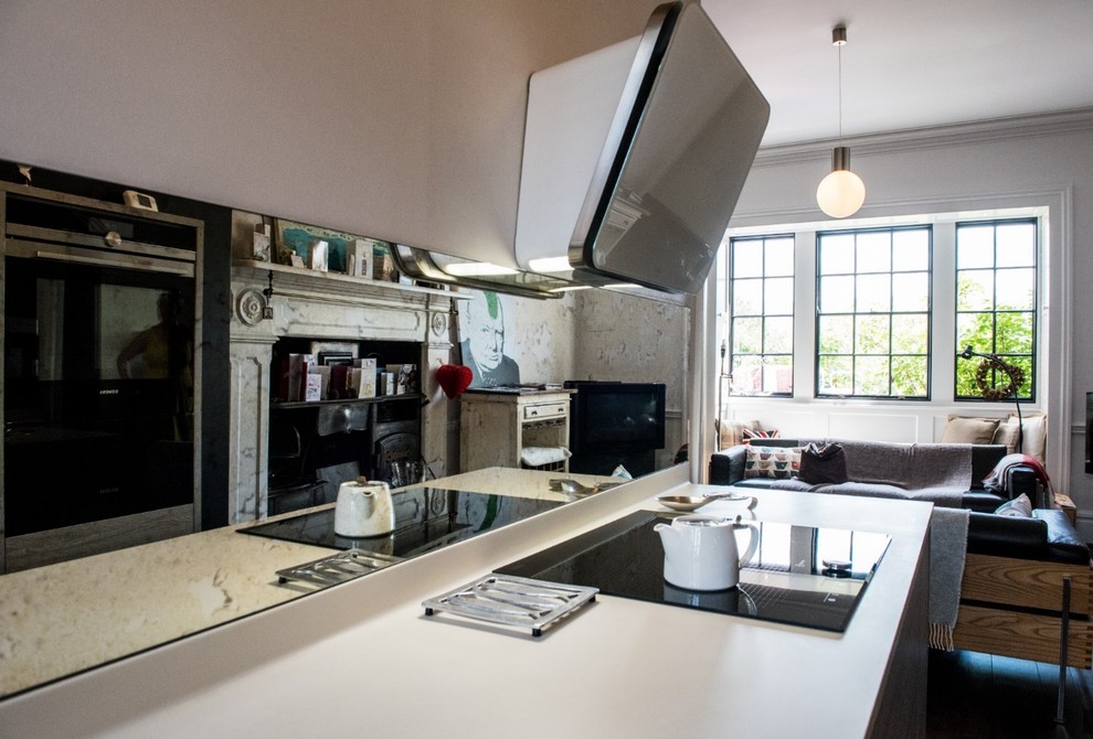 Kleine Moderne Küche mit Glasrückwand in Sonstige