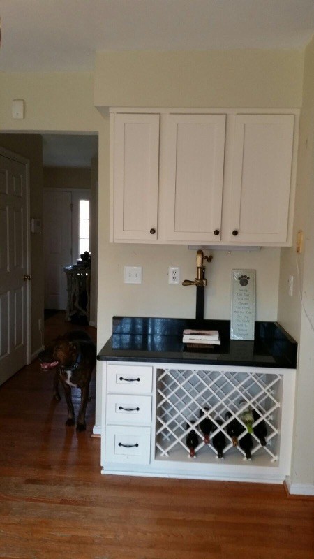 Cette photo montre une petite cuisine américaine linéaire romantique avec un placard à porte shaker, des portes de placard jaunes et un plan de travail en quartz modifié.