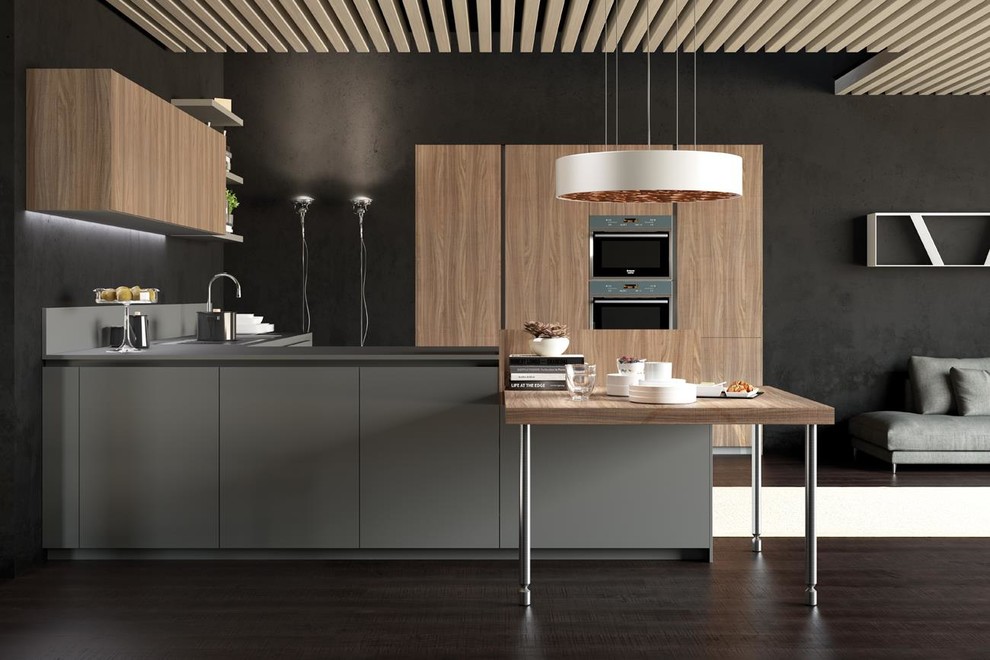 Ispirazione per una cucina minimal di medie dimensioni con ante lisce, ante in legno chiaro, paraspruzzi grigio, pavimento in laminato, pavimento marrone e top grigio