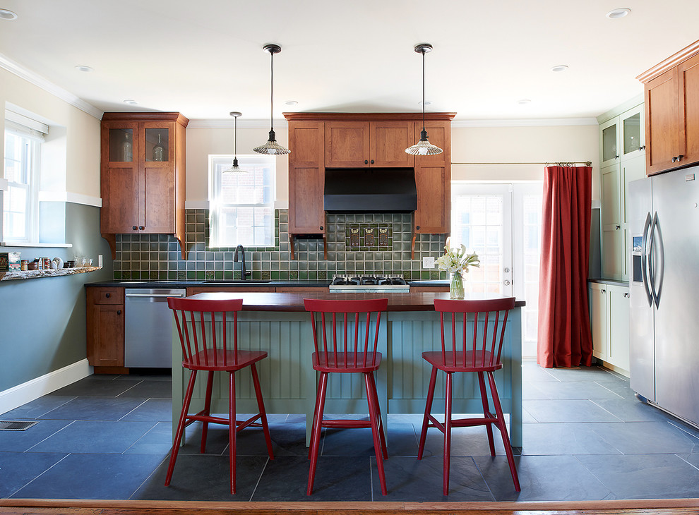 Foto på ett mellanstort amerikanskt svart kök, med en undermonterad diskho, skåp i shakerstil, gröna skåp, granitbänkskiva, grått stänkskydd, stänkskydd i keramik, rostfria vitvaror, skiffergolv, en köksö och svart golv