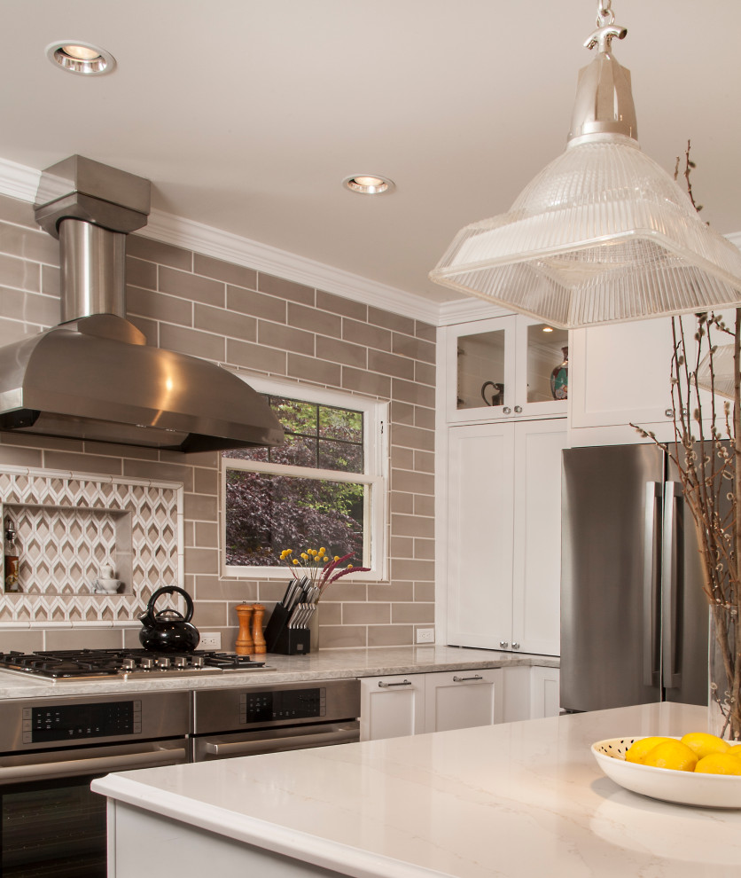 Foto di una grande cucina moderna con ante con riquadro incassato, ante bianche, paraspruzzi grigio, paraspruzzi con piastrelle diamantate, elettrodomestici in acciaio inossidabile, pavimento marrone e top bianco