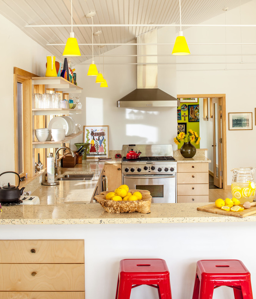 ポートランド(メイン)にあるコンテンポラリースタイルのおしゃれなキッチン (アンダーカウンターシンク、オープンシェルフ、淡色木目調キャビネット、シルバーの調理設備) の写真